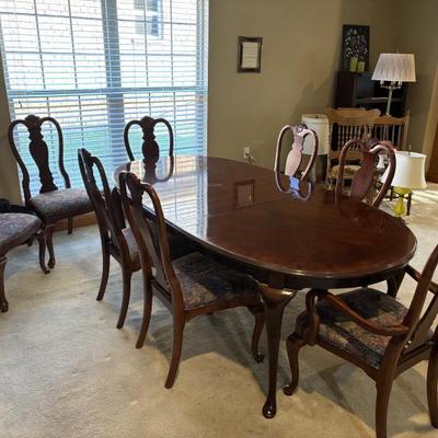 Bernhardt Table w / 8 Chairs