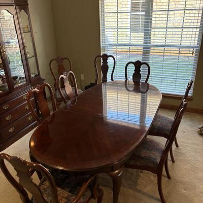 Bernhardt Table w / 8 Chairs