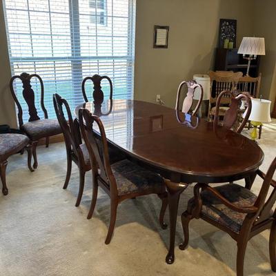 Bernhardt Table w / 8 Chairs