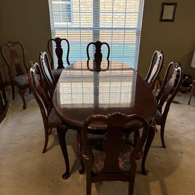 Bernhardt Table w / 8 Chairs