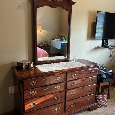 Bernhardt King Bedroom Suite—-Dresser/Mirror & 2 Night Tables
