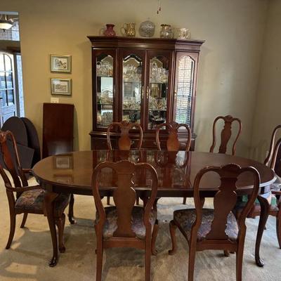 Bernhardt Table w / 8 Chairs & China Hutch
