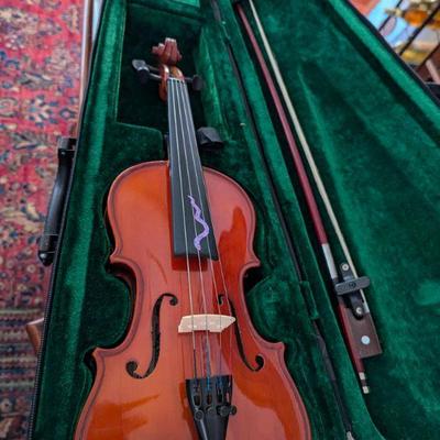 1/4 size violin.