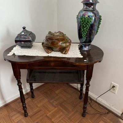 Frog is gone, Antique kidney bean table