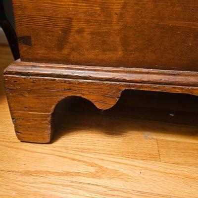 Blanket chest detailHand
