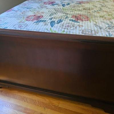 Queen sleigh bed