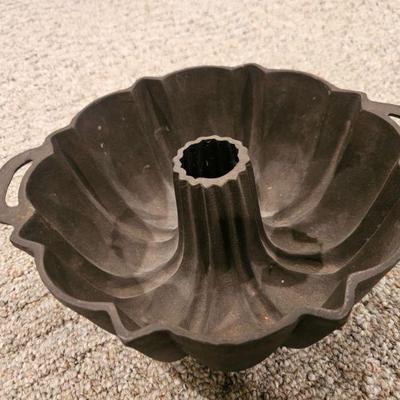 Cast iron bundt pan