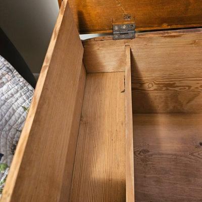 Tray inside Blanket chest