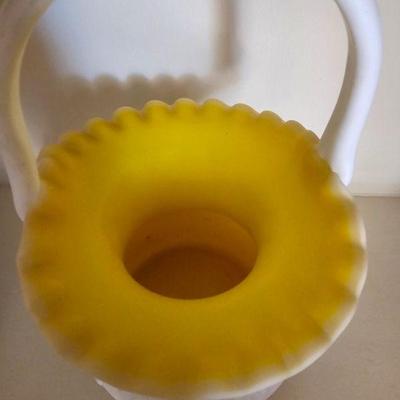 Kanawha art glass vase with ruffle edge 