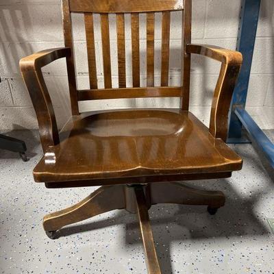 Lot 294 | Vintage Gunlocke Wheeled Chair Adjustable Base
