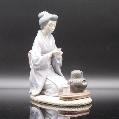 1981 Lladro Handmade Porcelain Tea Ceremony Geisha Figurine