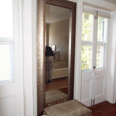 PIER MIRROR WITH BENCH
(MIRROR HAS MINOR DAMAGE ON BOTTOM)
