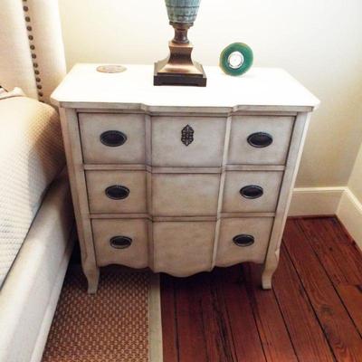 LEXINGTON COUNTRY FRENCH OFF PAIR OF WHITE PAINTED BACHELOR CHESTS