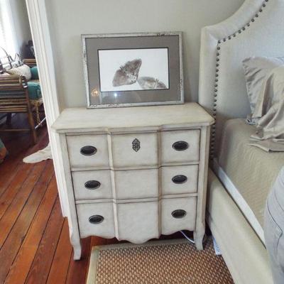LEXINGTON COUNTRY FRENCH BLOCK FRONT BACHELOR CHEST