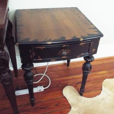 UTTMOST DISTRESSED BULBOUS TURNED LEG SMALL SIDE TABLE
