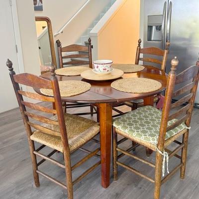 Beautiful dining table with leaf (Mortisen and Tenon) 