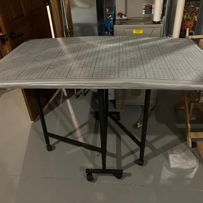 Sewing cutting table