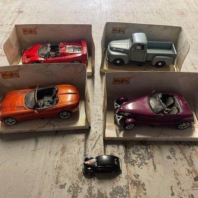 #7502 • (4) Diecast Maisto Cars and (1) Hot Wheels Car
