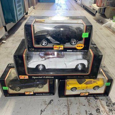 Sale Photo Thumbnail #106: #7506 • (4) Maisto Die Cast Cars
