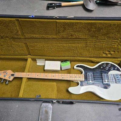 #2554 • Peavey T-40 Electric Guitar with Hard Case and Boss GE-6 Graphic Equalizer
