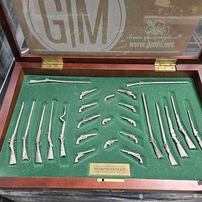 #2522 • Franklin Mint "The Guns That Won the West" with Display Case
