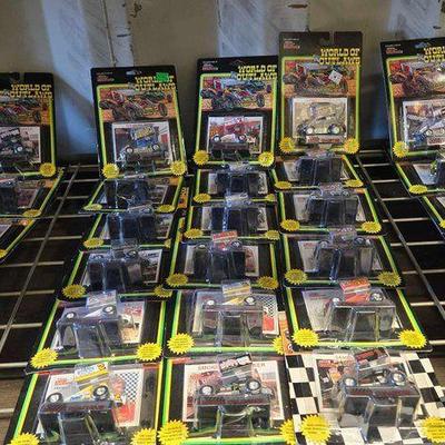 #4274 • NEW!!! (18) World Of Outlaws Die Cast Cars
