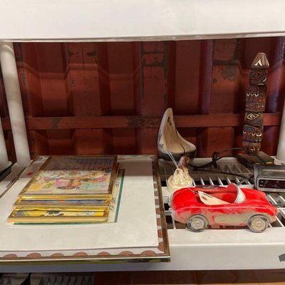 #6220 • Pictures, Figures, Radio, Wallet & Wooden Sculpture
