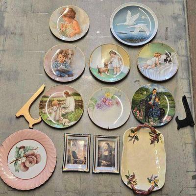 #4516 • (12) Decorative Porcelain Plates
