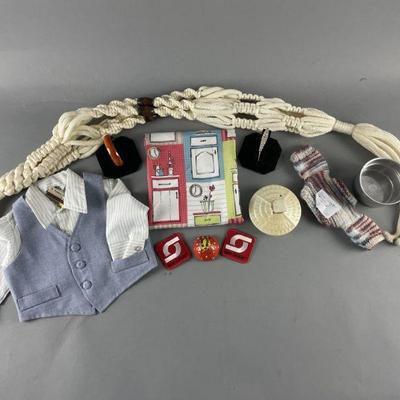 Lot 419 | Contents on Table

