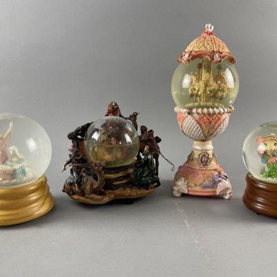 Lot 449 | Snow & Glitter Globes
