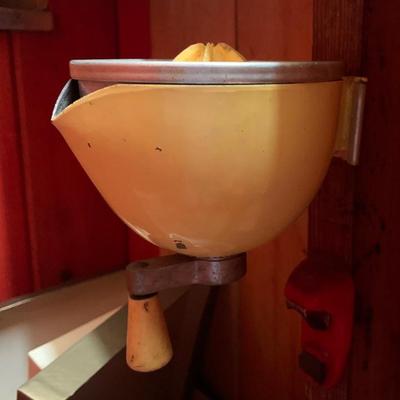 Vtg. juicer in yellow