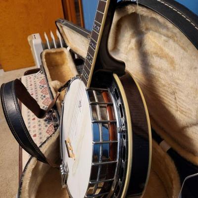 Washburn B16 guitar with case