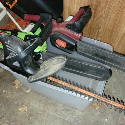 3 chainsaws