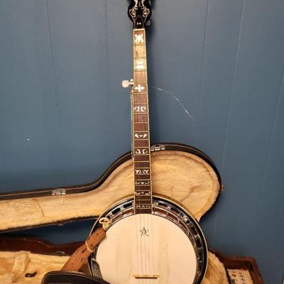 Washburn banjo with case