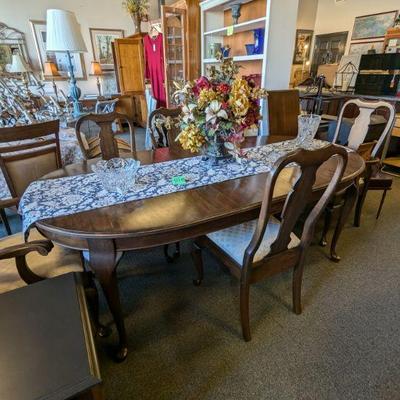 Large Table Runner.  Pennsylvania House Dining Room Set.  Beautiful Chairs, Like New
