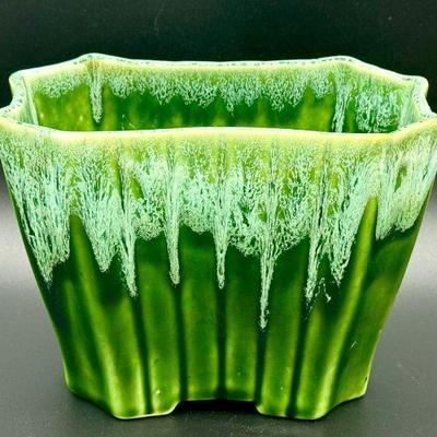 Vintage Upco USA 037 Planter
https://ctbids.com/estate-sale/31612/item/3566036/Vintage-Upco-USA-037-Planter