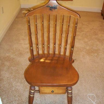Vintage Ethan Allen Furniture "Heirloom Nutmeg Maple" Gentleman's Butler Chair.