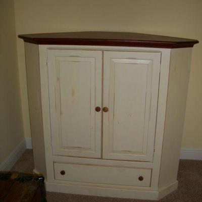 ***BIN*** Hammond Furniture Chestnut top Antique White Corner Media Cabinet
