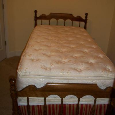 ***BIN*** Vintage Ethan Allen "Heirloom Nutmeg Maple" 6pcs TWIN Bedroom Set. The Next 8 photos will show all items in set.