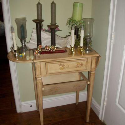 Vintage Drop leaf Painted End/Side/Entry Table with Magazine Rack.