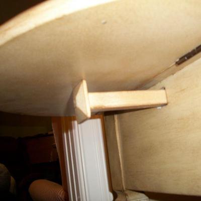 Support under drop leaf