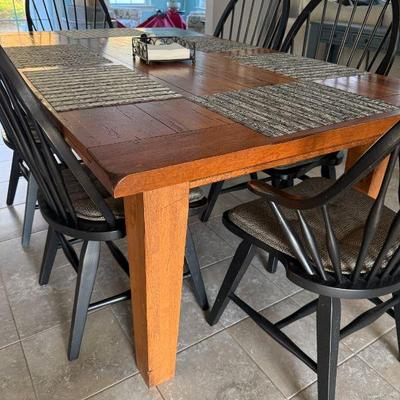 Farmhouse style dining table comes with 2 leave and 8 Windsor chairs, excellent condition 