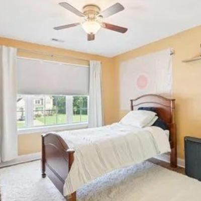 Young America Twin Bedroom Set, Excellent condition