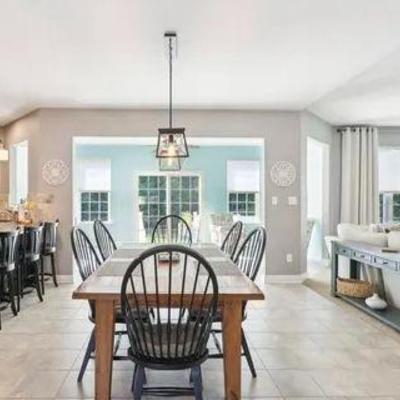 Farmhouse style dining table comes with 2 leave and 8 Windsor chairs, excellent condition 