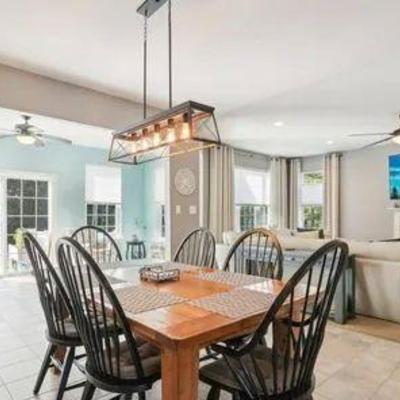 Farmhouse style dining table comes with 2 leave and 8 Windsor chairs, excellent condition 