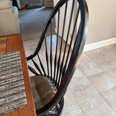 Farmhouse style dining table comes with 2 leave and 8 Windsor chairs, excellent condition 