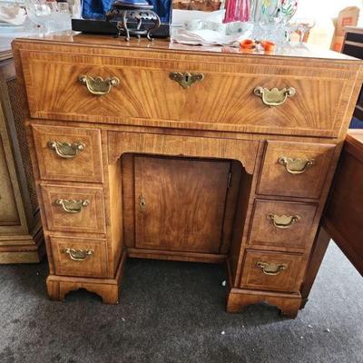 English antique - Queen Anne walnut finish knee-hold desk
