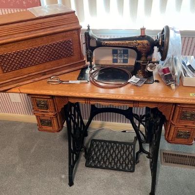 VINTAGE SINGER SEWING MACHINE IN CABINET