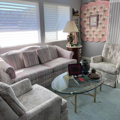 COUCH/SEATING
BRASS/GLASS TABLE