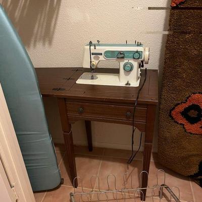 Dressmaker sewing machine w/cabinet